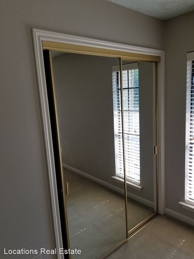Building Photo - 2 br, 1.5 bath House - 413-B Longwood Court