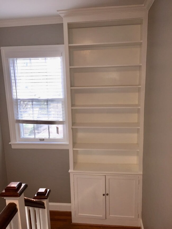 Building Photo - 2 Bedroom/ 2 bath Unit! Super close to Bap...