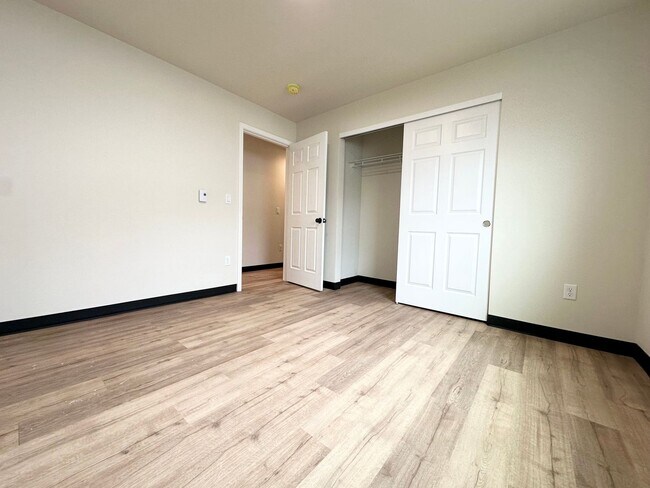 Building Photo - 533 Rustic Ridge Dr