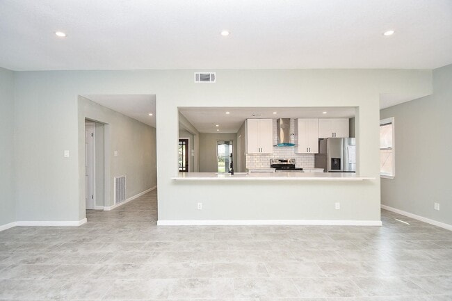 Building Photo - 5850 Duxbury St