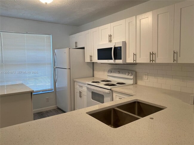 Building Photo - 201 Lake Pointe Dr