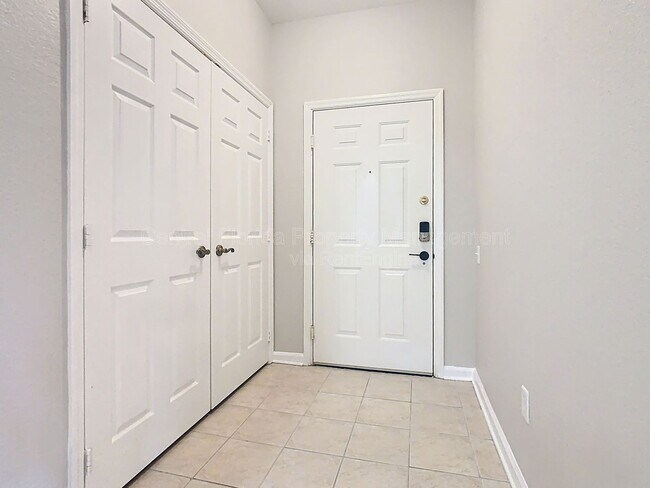 Building Photo - 2300 Silver Palm Dr