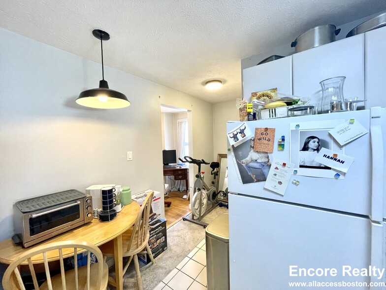 Building Photo - 523 E 3rd St