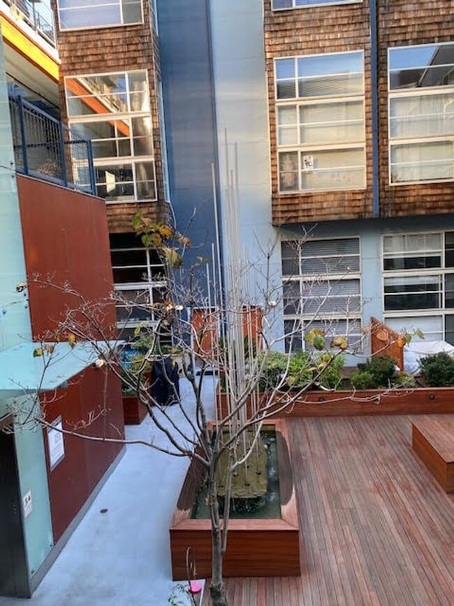 Building Photo - HUGE, remodeled 2 Level 2br/2Ba Loft, Park...