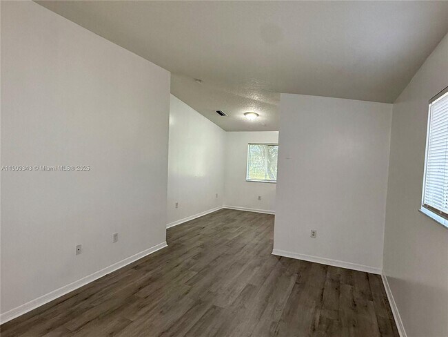 Building Photo - 980 NE 33rd Terrace