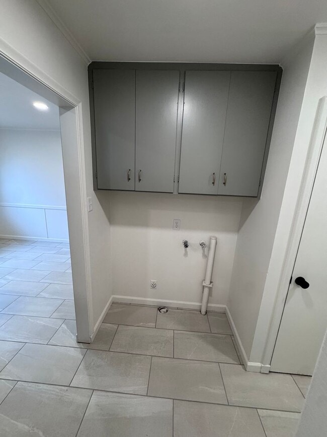 Building Photo - Midtown Charmer 2 Bed 2 Bath! Gorgeous Updates!