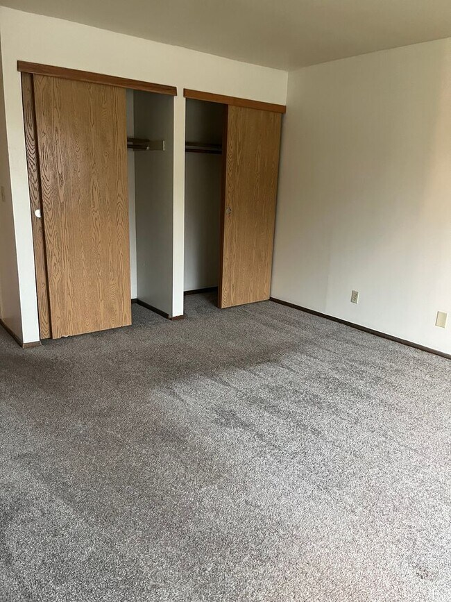 Building Photo - 3 Bedroom 2 1/2 Bath Townhome for August Move In!!
