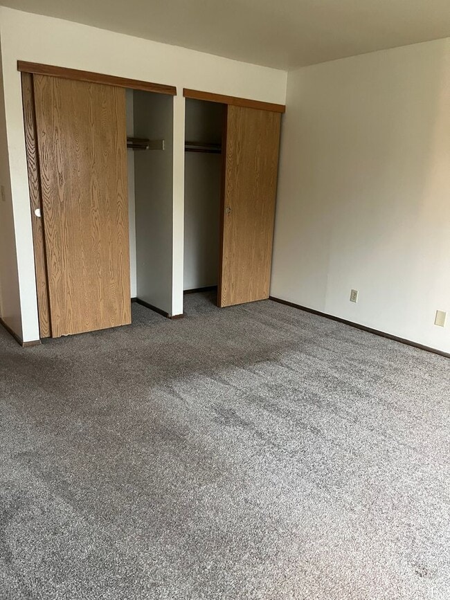 Building Photo - 3 Bedroom 2 1/2 Bath Townhome