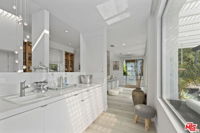 Building Photo - 641 Walther Way