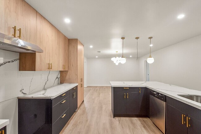 Building Photo - 5514 Chantilly Ln