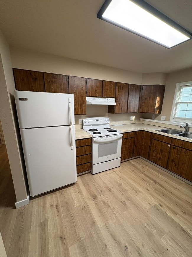 Building Photo - 2 Bed 2 bath off Durston Rd- Brand New Flo...