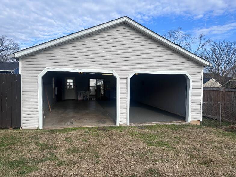 Building Photo - 916 Magnolia St