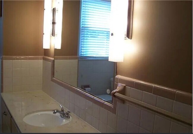 Building Photo - Sylvan Park Craftsman!!