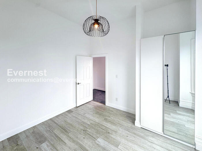 Building Photo - 905 Pine St