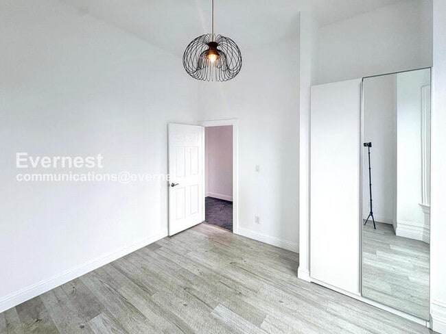 Building Photo - 905 Pine St