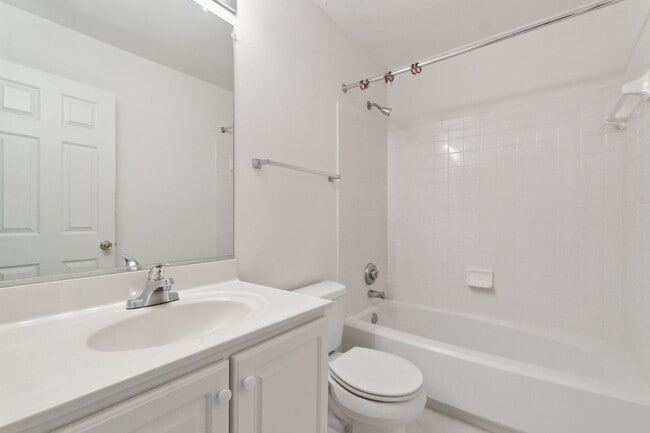 Building Photo - Wonderful Townhome