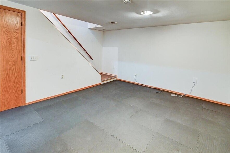 Building Photo - 136 N Lakewood Gardens Ln