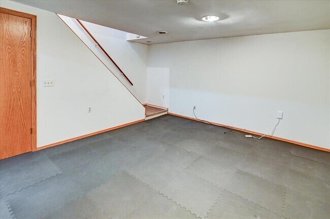 Building Photo - 136 N Lakewood Gardens Ln