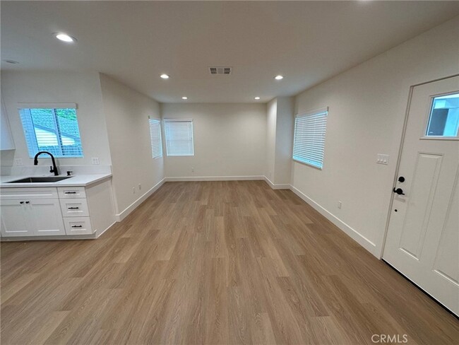 Building Photo - 1155 N Currier Ave