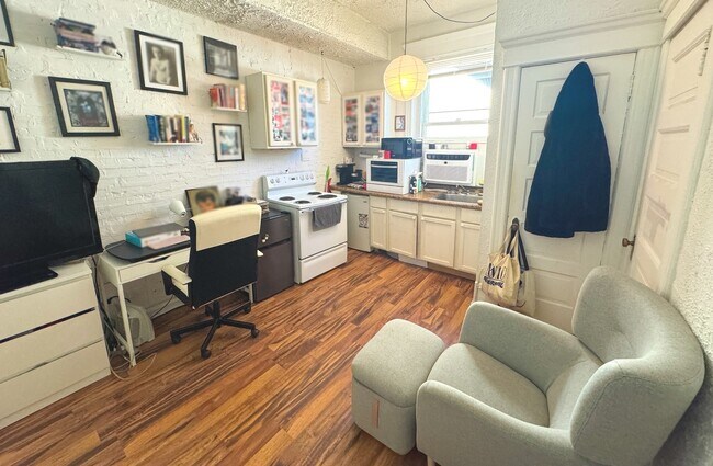 Building Photo - 2800 N Pine Grove Ave