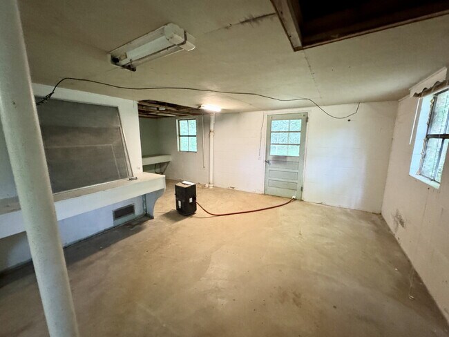 Building Photo - 3 bedroom, 1.5 bathroom single family home