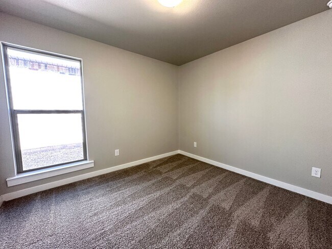 Building Photo - 4Bed/2Bath Available 6/5