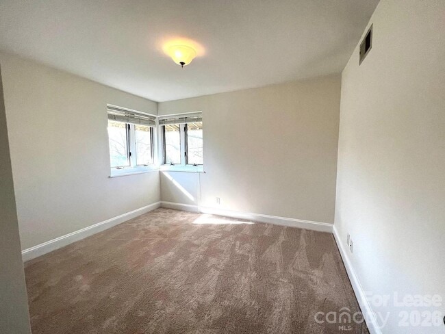 Building Photo - 2441 Vail Ave