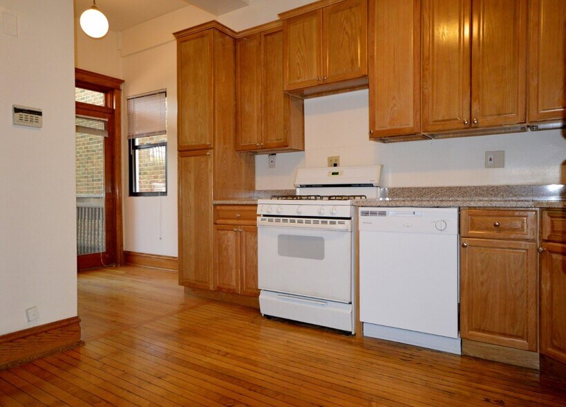 Building Photo - 638 W Drummond Pl