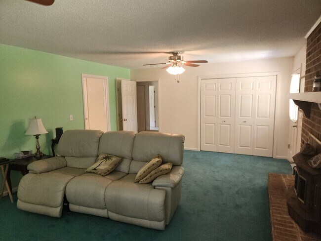 Building Photo - Single Level Three Bedroom Ranch Style Home in Ridgeland, SC!