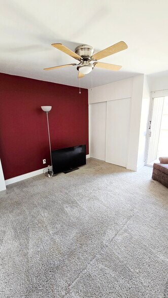 Walls have been painted since - New Pictures Soon - 1718 E Campbell Ave