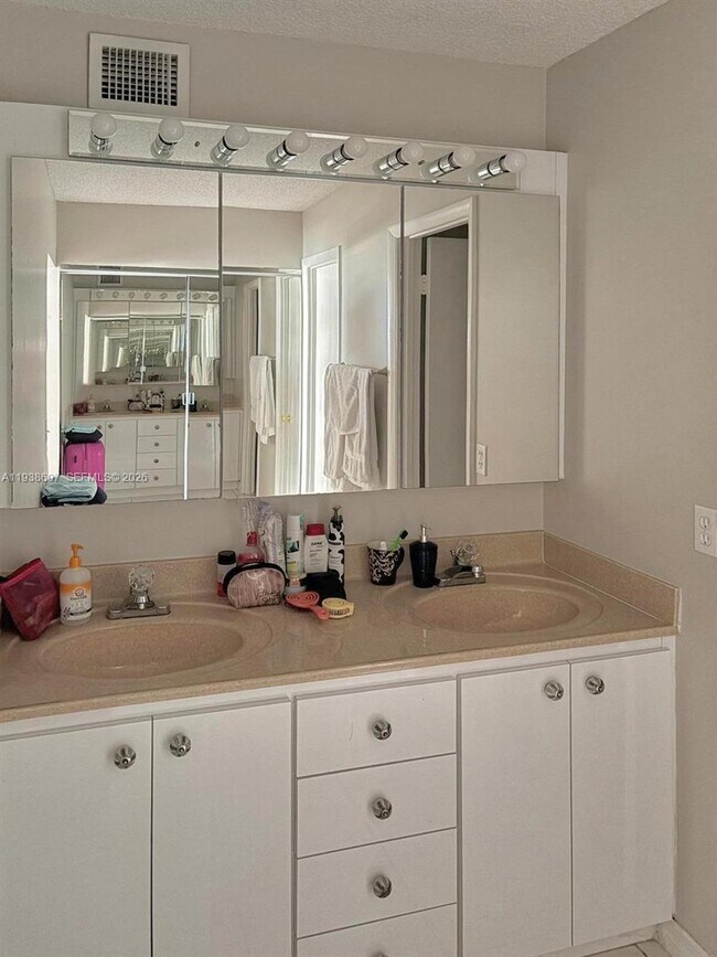 Building Photo - 401 Golden Isles Dr