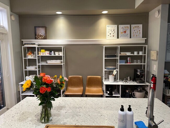Building Photo - 2 Bedroom 1.5 Bath Condo in Shaw Neighborhood, Backyard, Recently Renovated, Fabulous Modern Feat...