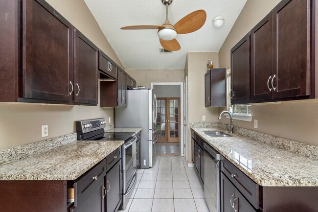 Building Photo - 14 Flora Cove
