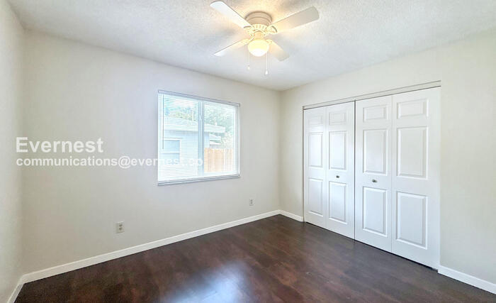 Building Photo - 2901 Bay View Dr