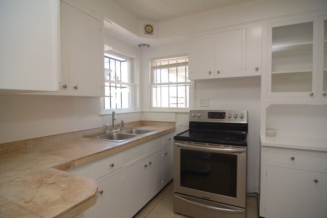 Building Photo - Charming 2 Bedroom 1 Bath Home! Close to the UofA!