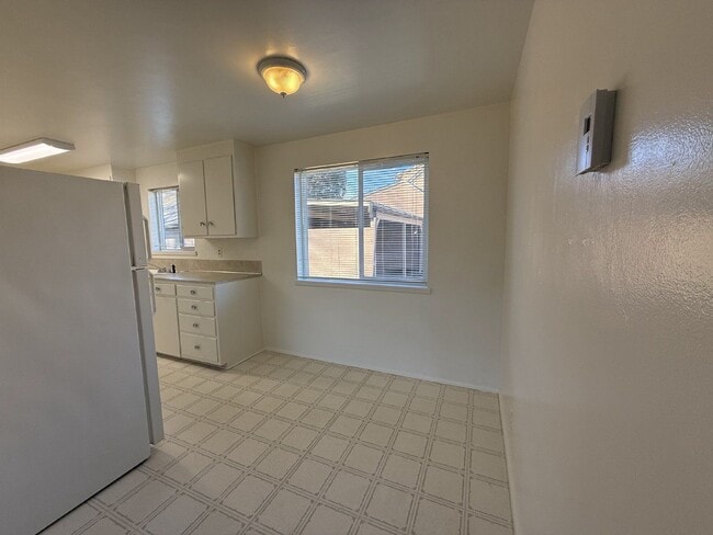 Building Photo - 210 Sunnyside Dr