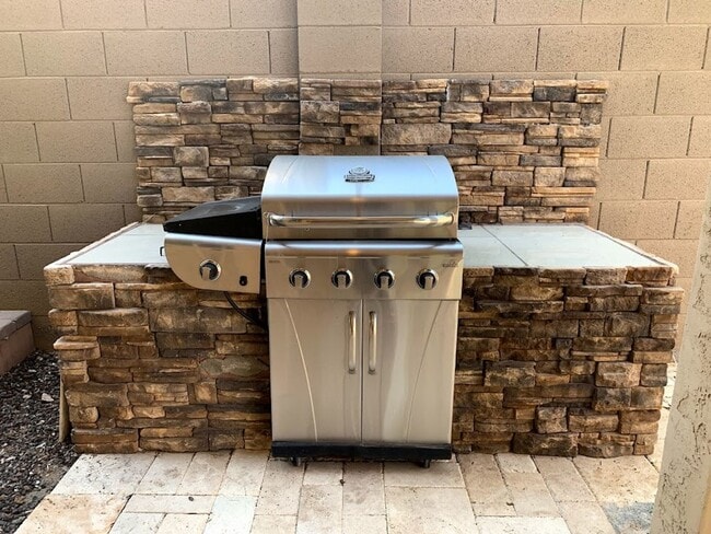 Building Photo - 4 BEDROOM PLUS LOFT, BUILT IN BBQ WITH COMMUNITY POOL