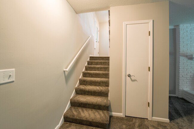 Building Photo - 5590-5592 Timber Lane Shorewood MN