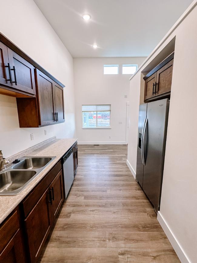 Building Photo - $500 OFF FIRST MONTHS RENT