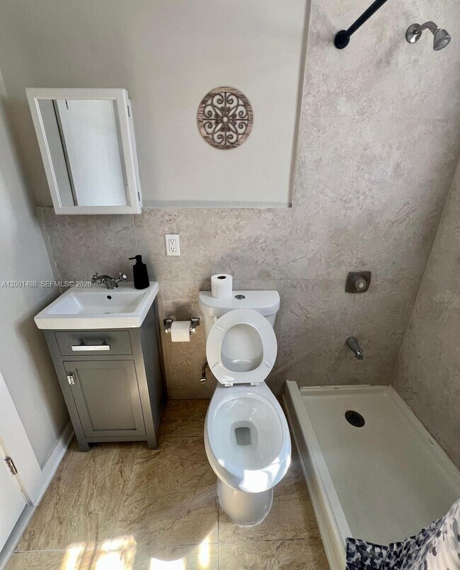 Building Photo - 2932 NW 16th Ave