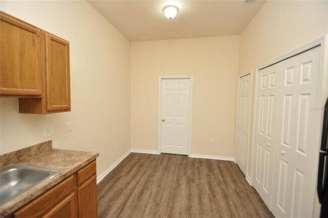Building Photo - 5 Wells Pl