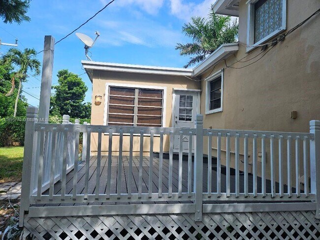 Building Photo - 1419 Crest Dr
