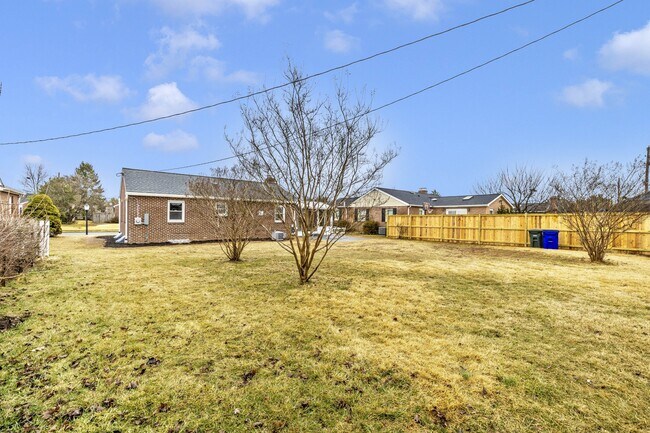 Building Photo - 406 E 9th St