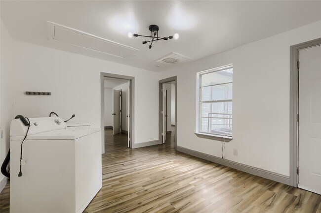 Building Photo - 326 E Holley St