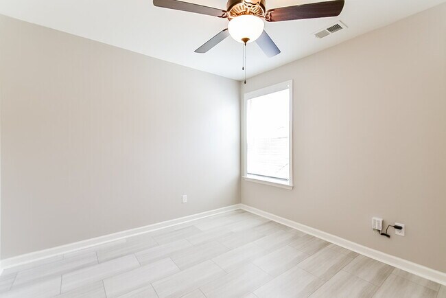 Building Photo - 7553 Glen Laurel Way