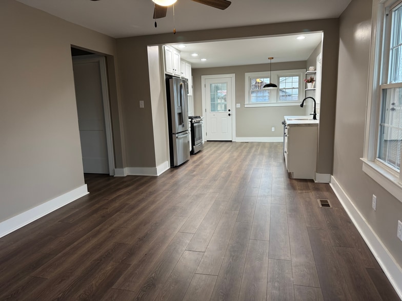 Building Photo - 515 E 9th St