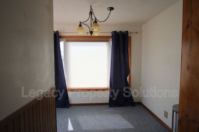 Building Photo - 609 N 13th St