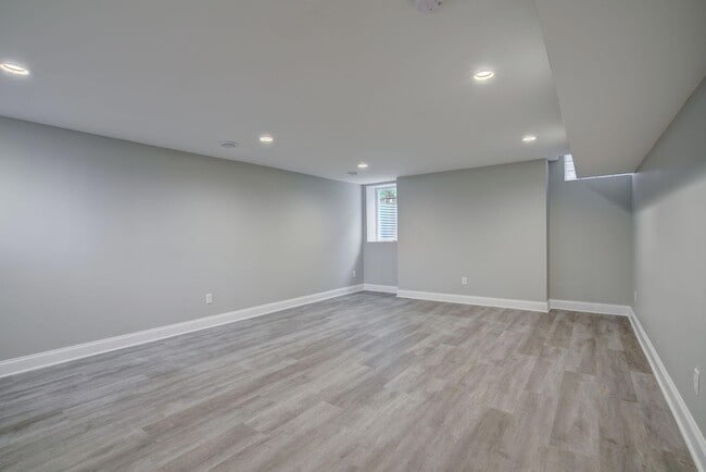 Building Photo - 2056 Summit Ave