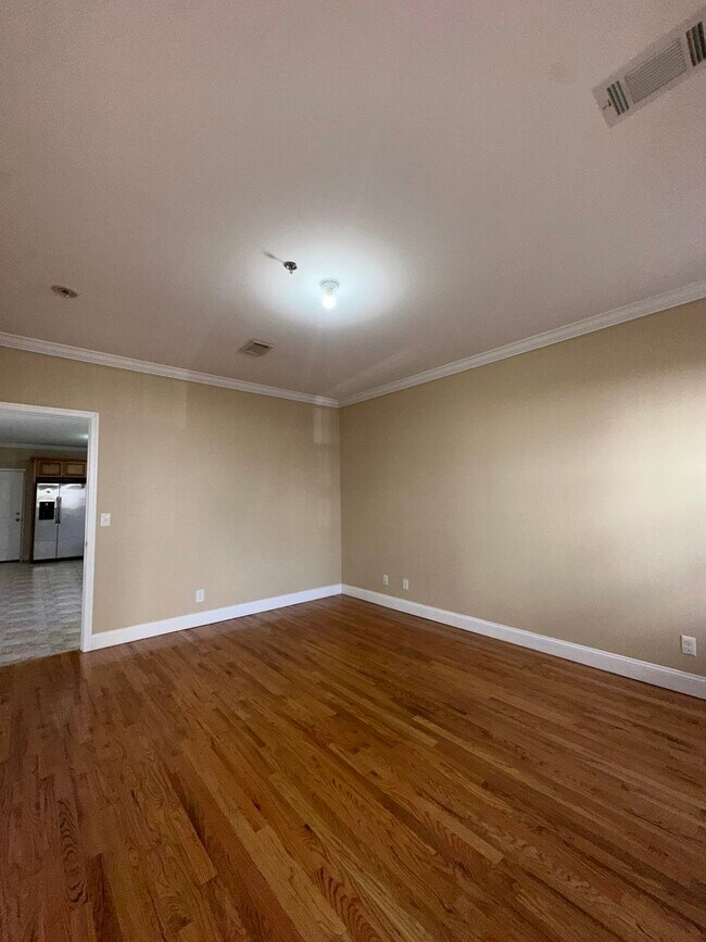 Building Photo - 272 St Pauls Ave