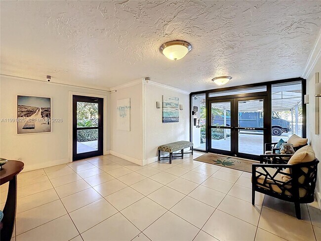 Building Photo - 605 Oaks Dr